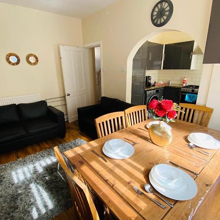 Entire 4 Bedroom House - Ev Point & Free Parking Liverpool Bagian luar foto