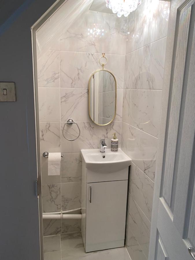 Entire 4 Bedroom House - Ev Point & Free Parking Liverpool Bagian luar foto