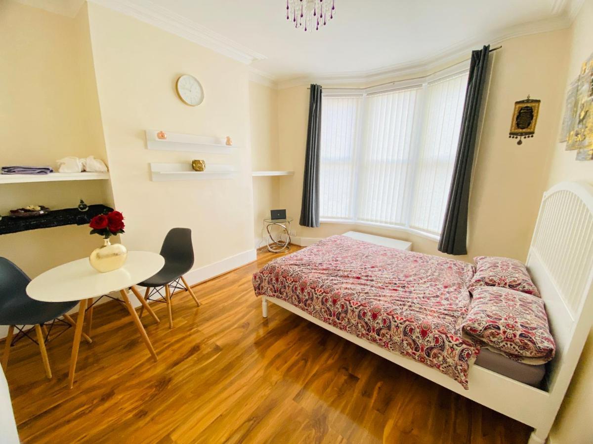 Entire 4 Bedroom House - Ev Point & Free Parking Liverpool Bagian luar foto