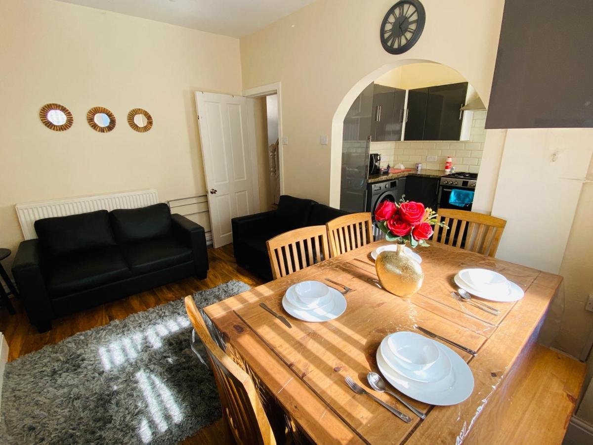 Entire 4 Bedroom House - Ev Point & Free Parking Liverpool Bagian luar foto