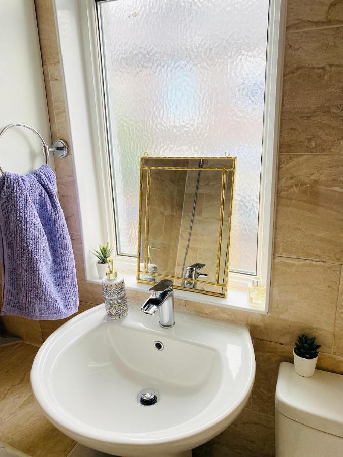 Entire 4 Bedroom House - Ev Point & Free Parking Liverpool Bagian luar foto
